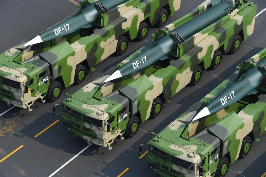 Imagen de archivo de una formación de misiles convencionales Dongfeng-17 en el desfile militar de las celebraciones con motivo del 70º aniversario de la fundación de la República Popular China en Beijing, capital de China, el 1 de octubre de 2019. (Xinhua/Pan Yulong) 