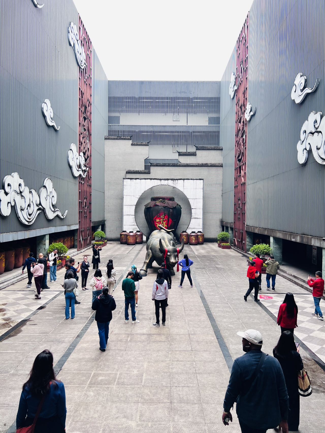 Periodistas extranjeros descubren la tradición del baijiu chino en una visita a la sede del licor chino King’s Luck