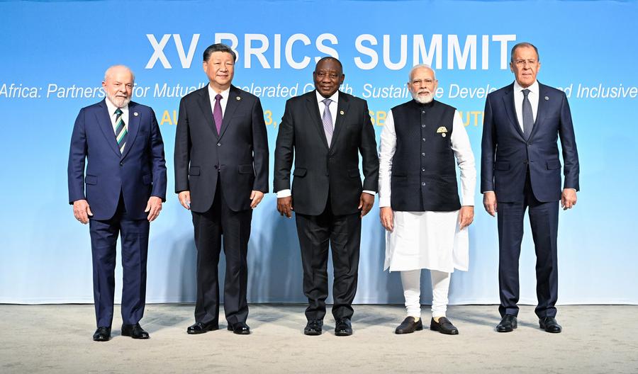 El presidente chino, Xi Jinping, el presidente sudafricano, Cyril Ramaphosa, el presidente brasileño, Luiz Inácio Lula da Silva, el primer ministro indio, Narendra Modi, y el ministro de Relaciones Exteriores ruso, Sergei Lavrov, posan para una fotografía grupal durante la XV Cumbre del BRICS, en Johannesburgo, Sudáfrica, el 23 de agosto de 2023. (Xinhua/Li Xueren) 