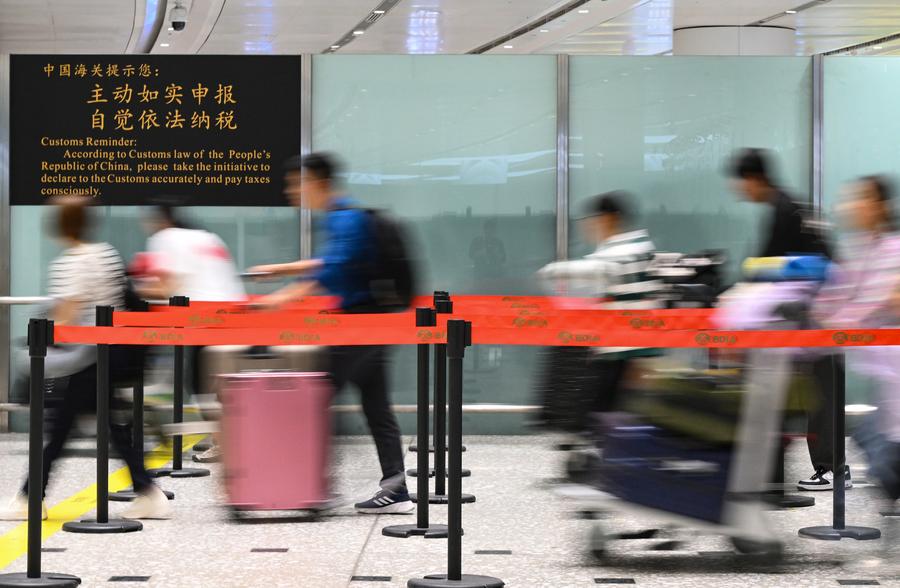 Imagen del 18 de julio de 2024 de viajeros cruzando aduanas en el Aeropuerto Internacional Daxing de Beijing, en Beijing, capital de China. (Xinhua/Li He)