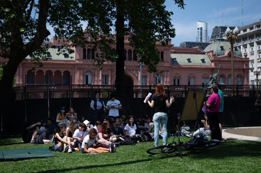 Estudiantes universitarios participan en una clase pública en la Plaza de Mayo en el marco de un paro nacional por 48 horas, en la ciudad de Buenos Aires, capital de Argentina, el 22 de octubre de 2024. (Xinhua/Martín Zabala)