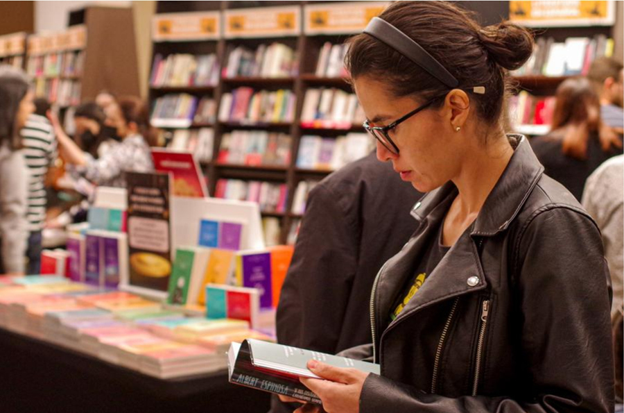 Imagen del 28 de agosto de 2022 de una mujer leyendo un libro en el Centro de Convenciones de Costa Rica, en San José, capital de Costa Rica. (Xinhua/Esteban Dato)