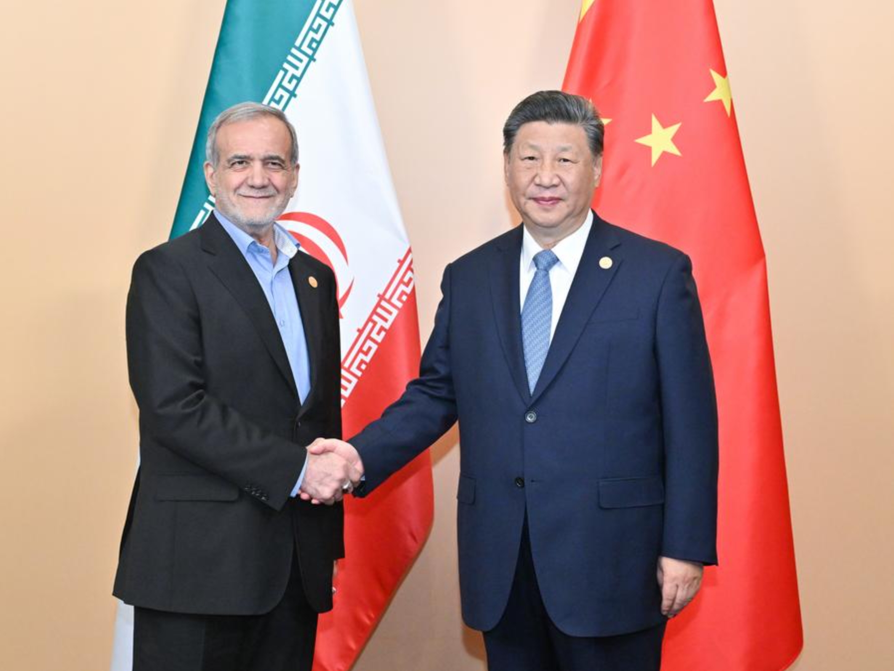 El presidente chino, Xi Jinping, se reúne con el presidente de Irán, Masoud Pezeshkian, al margen de la XVI Cumbre del BRICS, en Kazán, Rusia, el 23 de octubre de 2024. (Xinhua/Yue Yuewei)