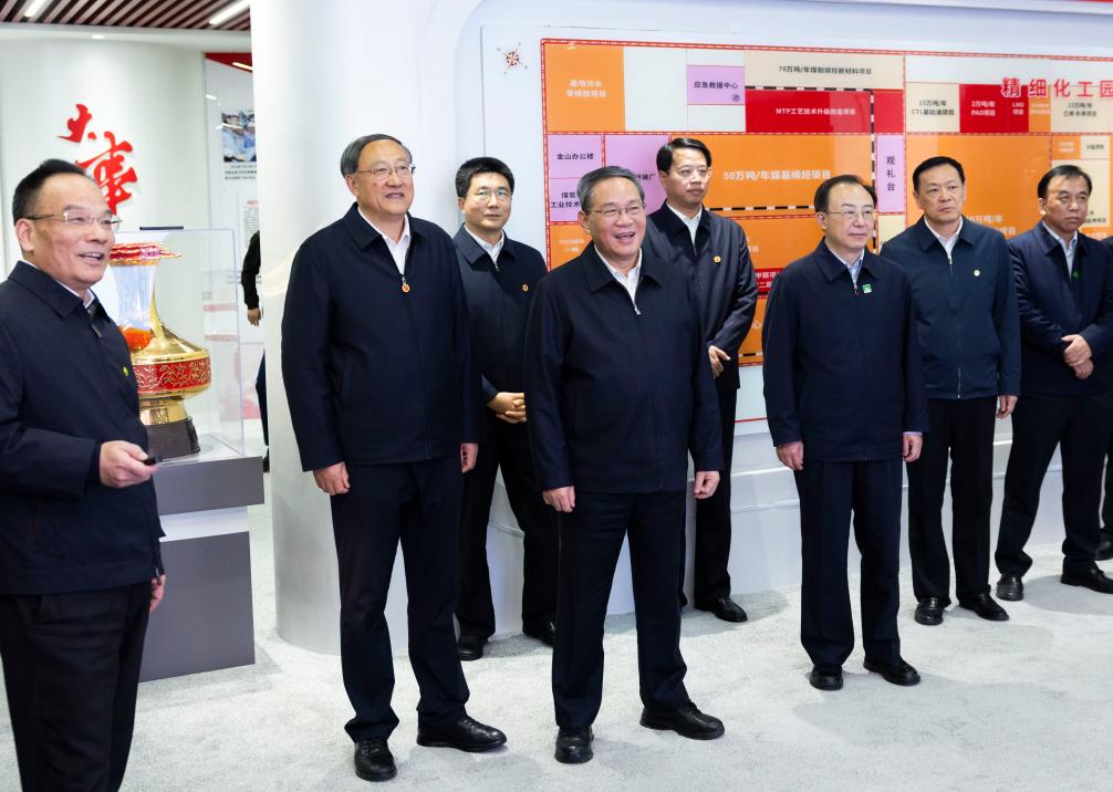 El primer ministro chino, Li Qiang, también miembro del Comité Permanente del Buró Político del Comité Central del Partido Comunista de China, visita CHN Energy Ningxia Coal Industry Co., Ltd., en Yinchuan, en la región autónoma de la etnia hui de Ningxia, en el noroeste de China, el 22 de octubre de 2024. Li realizó una visita de investigación en la región autónoma de la etnia hui de Ningxia y en la región autónoma de Mongolia Interior del martes al jueves. (Xinhua/Huang Jingwen)