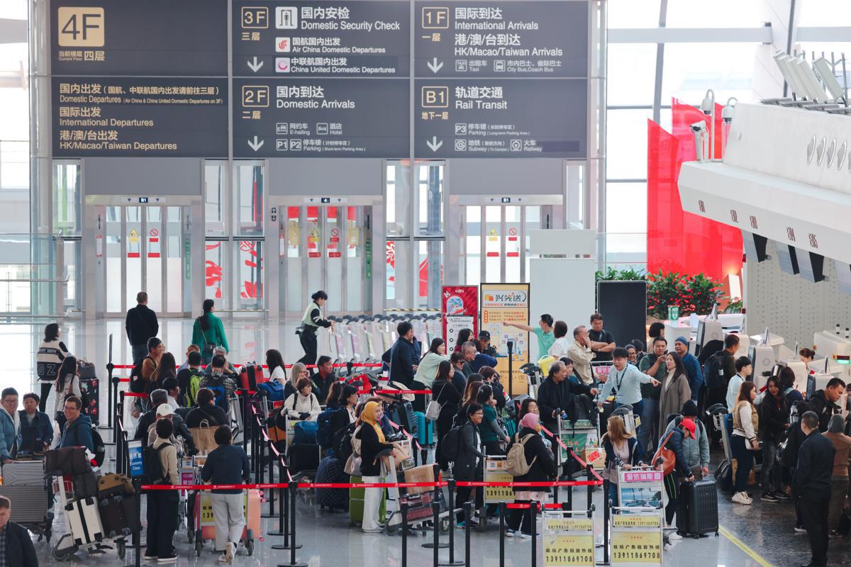 Pasajeros extranjeros en el Aeropuerto Internacional Daxing de Beijing, 24 de octubre del 2024. [Foto: proporcionada a China Daily]