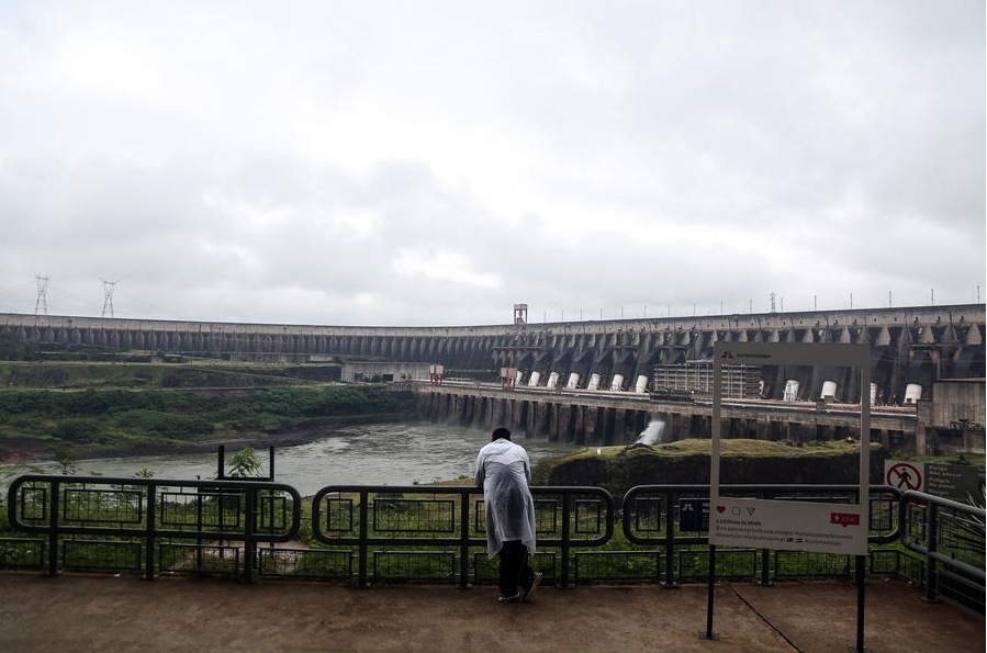 Imagen del 23 de mayo de 2019 de una persona visitando la central hidroeléctrica brasileño-paraguaya de Itaipú, en Foz de Iguazú, estado de Paraná, en el sur de Brasil. (Xinhua/Rahel Patrasso)