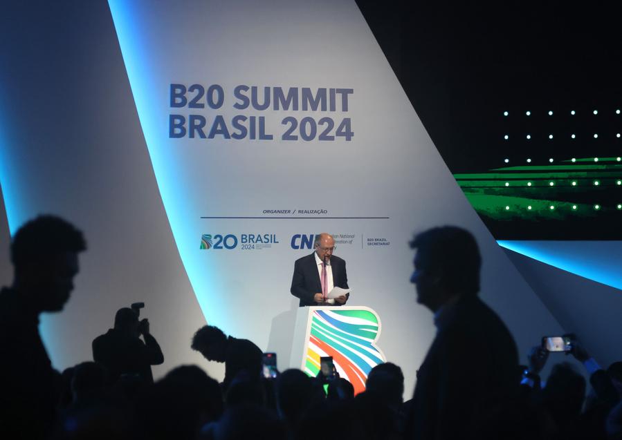 El vicepresidente brasileño, Geraldo Alckmin, habla durante el Business 20 (B20) en Sao Paulo, Brasil, el 25 de octubre de 2024. (Xinhua/Rahel Patrasso)