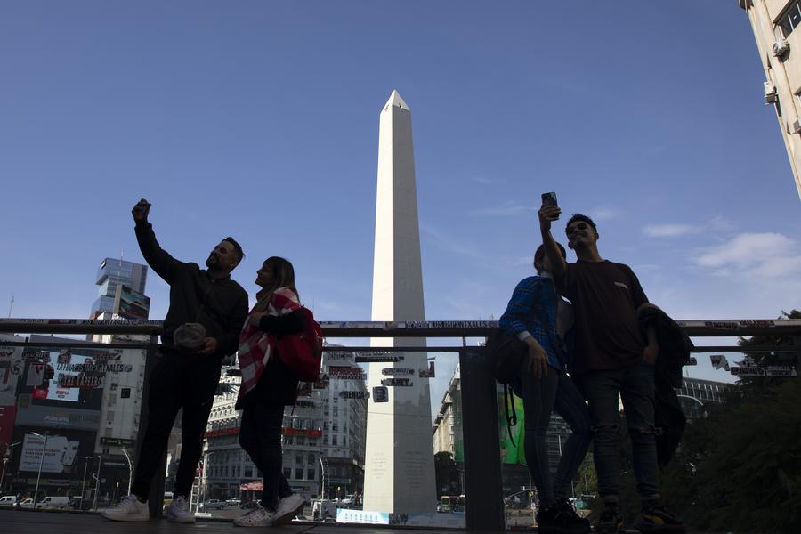 Personas se toman fotografías frente al Obelisco desde un mirador en la ciudad de Buenos Aires, Argentina, el 23 de mayo de 2022. (Xinhua/Martín Zabala)