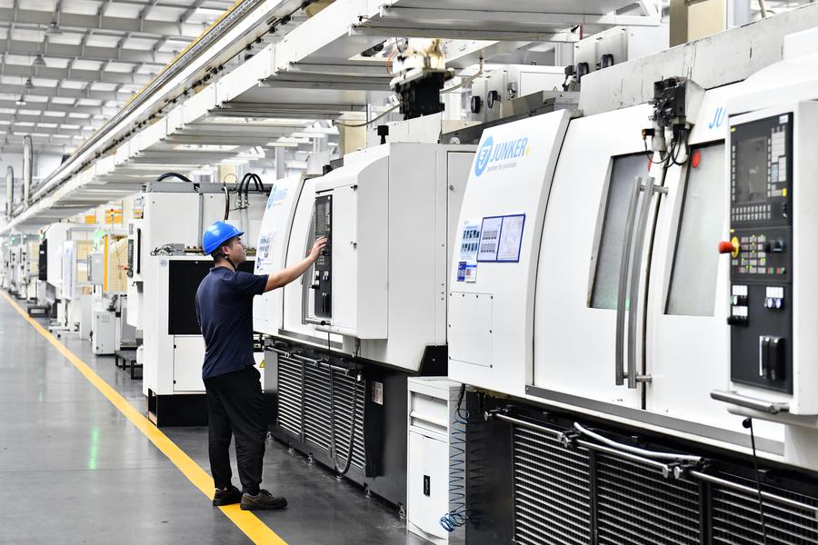 Un empleado trabaja en la línea de producción de Tianrun Industrial Technology Co., Ltd. en el distrito de Wendeng de la ciudad de Weihai, en la provincia oriental china de Shandong, el 21 de julio de 2023. (Xinhua/Guo Xulei)