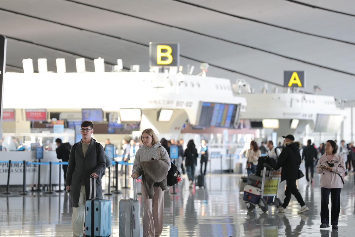 Pasajeros en el Aeropuerto Internacional Daxing de Beijing el 24 de octubre de 2024. [Foto proporcionada a China Daily]