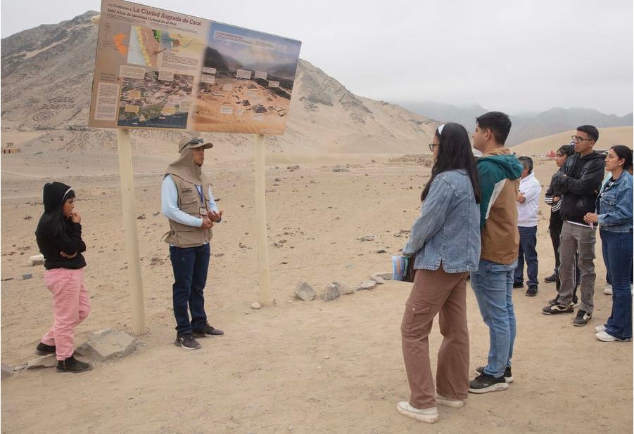 Un trabajador informa a los visitantes en la Zona Arqueológica Caral en el marco de los 30 años de investigaciones de la civilización Caral, en Supe, en la provincia de Barranca, Perú, el 26 de octubre de 2024. Las tres décadas que este 2024 cumplen la arqueóloga peruana Ruth Shady y su equipo investigando la milenaria civilización Caral, les ha permitido ratificar que se trató de una sociedad que se guió por "conocimientos y valores" para su desarrollo. (Xinhua/Mariana Bazo)