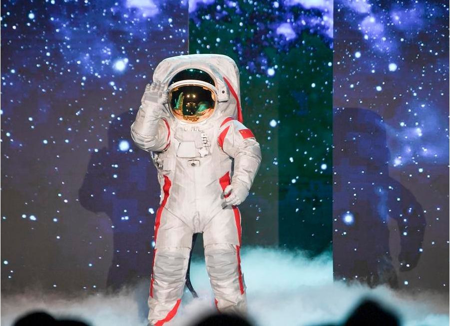 Imagen del diseño exterior del traje espacial de alunizaje de China durante el tercer Foro de Tecnología de Trajes Espaciales en la municipalidad de Chongqing, en el suroeste de China, el 28 de septiembre de 2024. (Xinhua/Wang Quanchao)