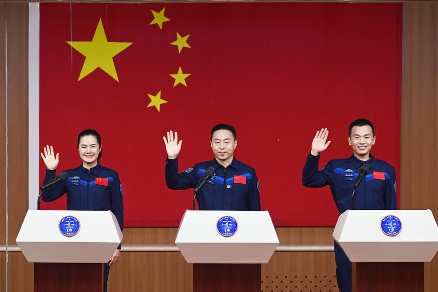 Los astronautas chinos Cai Xuzhe (C), Song Lingdong (D) y Wang Haoze, que llevarán a cabo la misión de vuelo espacial Shenzhou-19, se reúnen con los medios de comunicación en el Centro de Lanzamiento de Satélites de Jiuquan, en el noroeste de China, el 29 de octubre de 2024. (Xinhua/Wang Jiangbo)