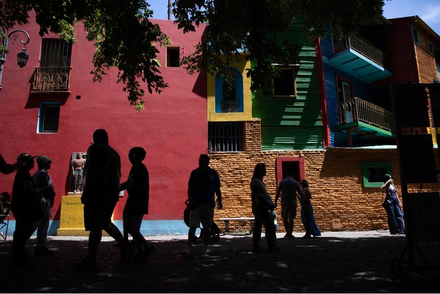 Turistas recorren una calle peatonal de la zona "Caminito", en el barrio de La Boca, en la ciudad de Buenos Aires, capital de Argentina, el 4 de enero de 2024. (Xinhua/Martín Zabala)