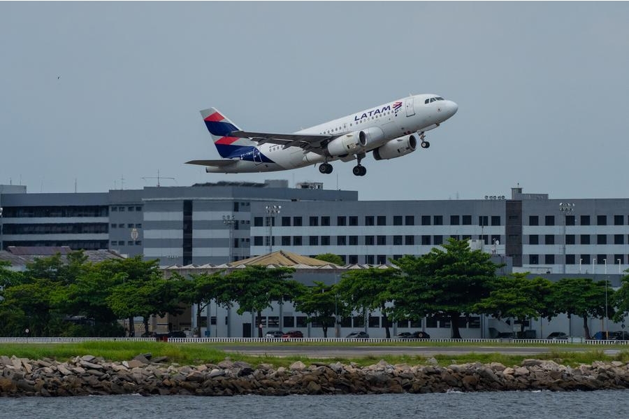 Imagen del 1 de marzo de 2024 de un avión despegando del Aeropuerto Santos Dumont, en Río de Janeiro, Brasil. Brasil ha subido una posición en la clasificación mundial de vuelos nacionales que lideran Estados Unidos y China, con un 1,2 por ciento del total.  (Xinhua/Wang Tiancong)