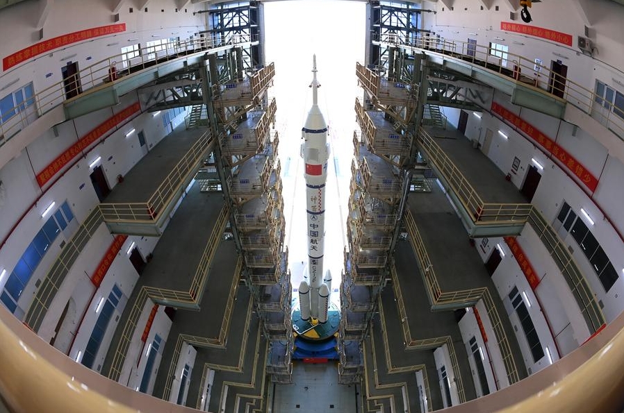 Esta foto del 22 de octubre de 2024 muestra la combinación de la nave espacial tripulada Shenzhou-19 y un cohete portador Gran Marcha-2F, al ser transferida al área de lanzamiento. (Xinhua/Wang Jiangbo)