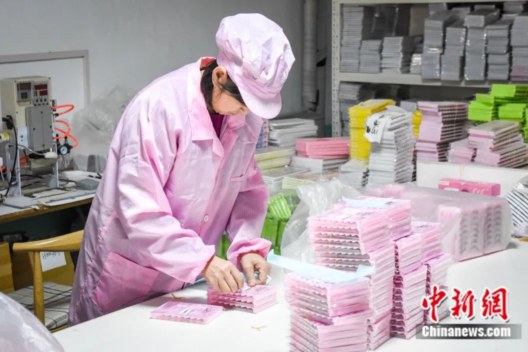 Un trabajador empaqueta productos de pestañas postizas en Pingdu, una ciudad a nivel de condado en la provincia oriental china de Shandong conocida como "la capital china de las pestañas postizas". (Foto cortesía del Departamento de Publicidad del Comité Municipal del Partido Comunista de China en Pingdu)