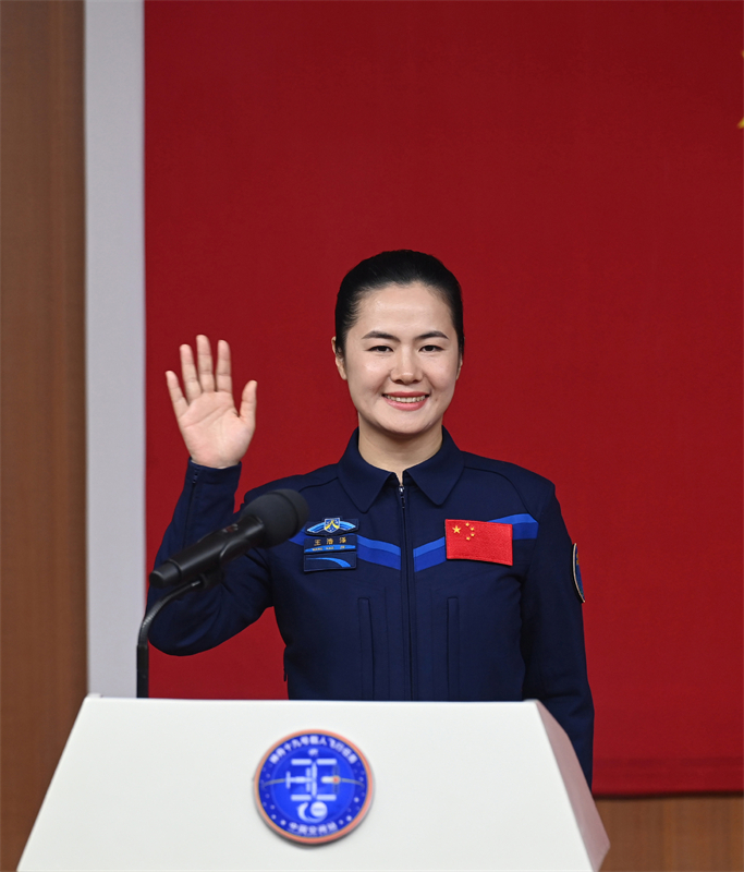 Wang Haoze, una de los tres astronautas a cargo de la misión del vuelo espacial Shenzhou XIX, se reúne con la prensa en el Centro de Lanzamiento de Satélites de Jiuquan, 29 de octubre del 2024. [Foto: Xinhua]