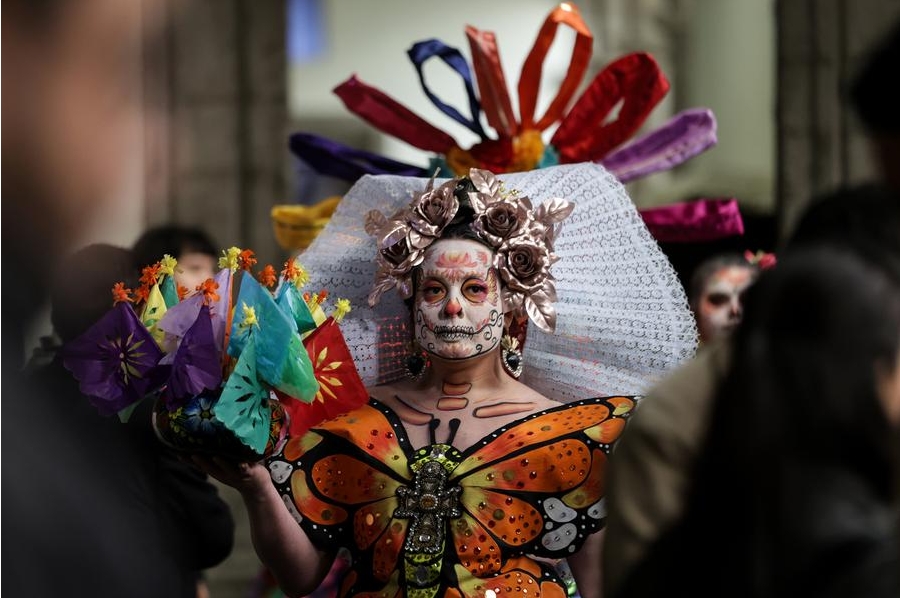 Una mujer caracterizada como una catrina participa en la presentación de actividades por el "Día de Muertos en la Ciudad de México 2024", en la Ciudad de México, capital de México, el 21 de octubre de 2024.  (Xinhua/Francisco Cañedo) 