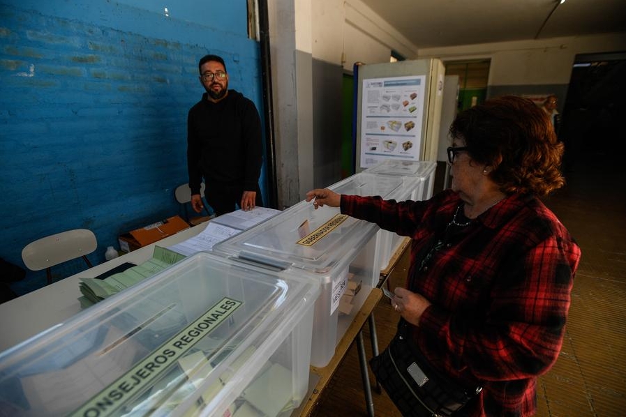 Una mujer emite su voto para las elecciones locales y regionales en un centro electoral, en Viña del Mar, Chile, el 26 de octubre de 2024. (Xinhua/Jorge Villegas) 