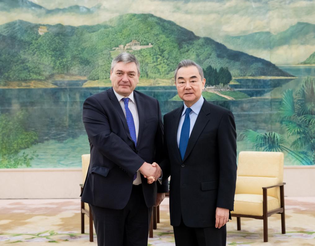 El ministro de Relaciones Exteriores chino, Wang Yi, también miembro del Buró Político del Comité Central del Partido Comunista de China, se reúne con el viceministro de Relaciones Exteriores de Rusia, Andrey Rudenko, en Beijing, capital de China, el 30 de octubre de 2024. (Xinhua/Zhai Jianlan)