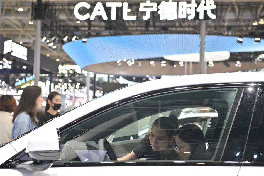 Una visitante (d) estudia un vehículo de nueva energía durante la Exhibición Internacional del Automóvil de Beijing 2024, en Beijing, capital de China, el 4 de mayo de 2024. (Xinhua/Yin Dongxun) 