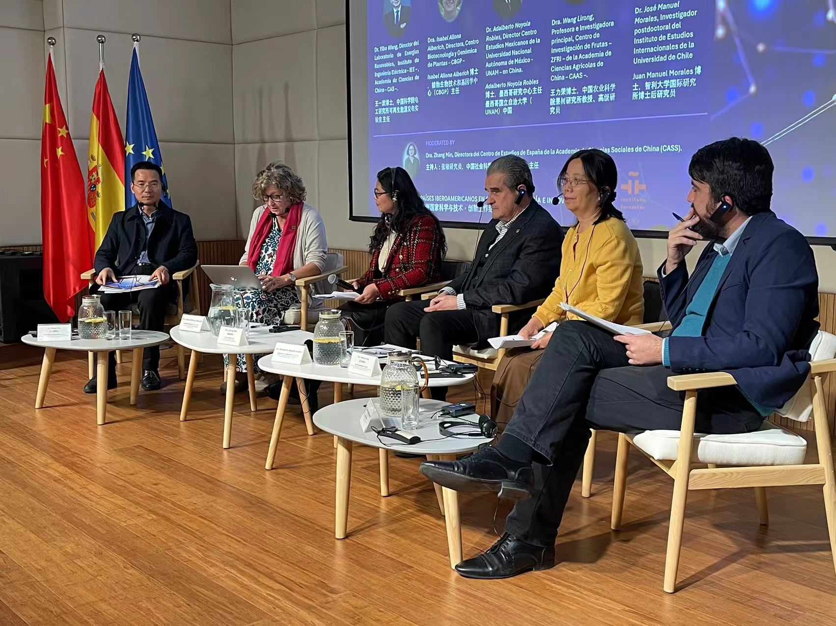 La mesa redonda, integrada (de izquierda a derecha) por Yibo Wang, Isabel Allona, Zhang Min (moderadora), Adalberto Noyola, Wang Lirong y José Manuel Morales debatió aspectos relevantes para la integración científica y académica China-Iberoamérica, Instituto Cervantes de Beijing, 30 de noviembre del 2024. (Foto: YAC)