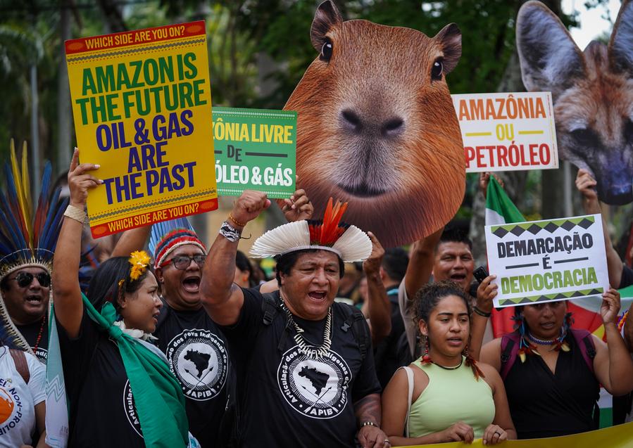 Indígenas de la Amazonia brasileña sostienen pancartas durante una marcha en contra de la explotación petrolera al margen de la 16ª Conferencia de las Partes de Diversidad Biológica (COP16), en la ciudad de Cali, Colombia, el 26 de Octubre, 2024. (Xinhua/Andrés Moreno) 