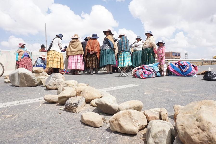 Manifestantes bloquean la carretera a Copacabana, en el sector de Pucarani, a 34 kilómetros de la ciudad de La Paz, Bolivia, el 16 de septiembre de 2024. (Xinhua/Javier Mamani)