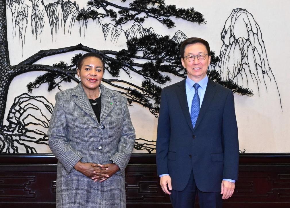 El vicepresidente chino, Han Zheng, se reúne con la presidenta de la Asamblea Nacional de Zambia, Nelly Mutti, en Beijing, capital de China, el 31 de octubre de 2024.(Xinhua/Shen Hong)