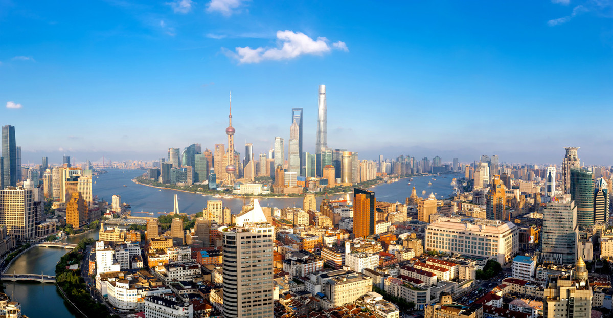 Rascacielos dominan el horizonte a ambos lados del río Huangpu en Shanghai. [Foto: Gao Erqiang]