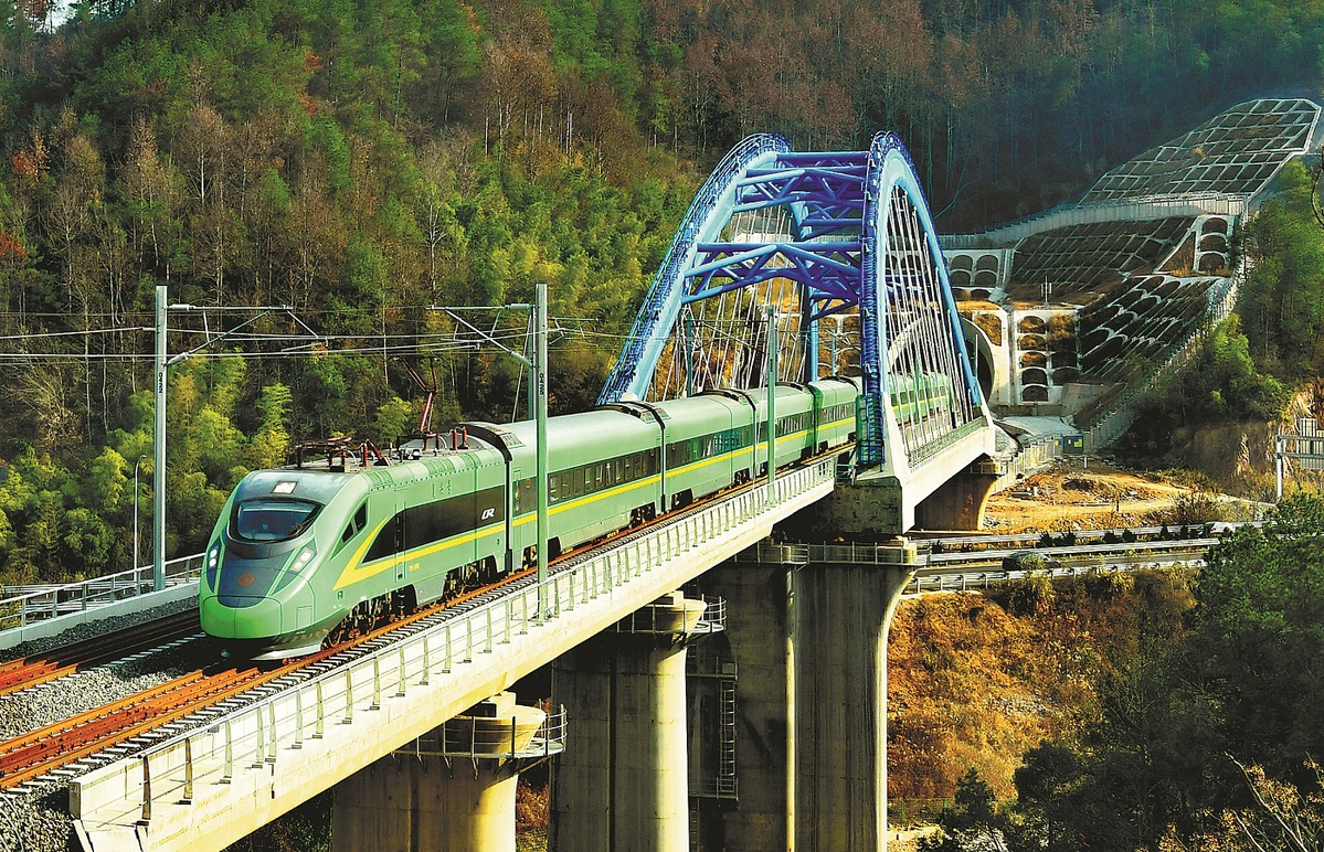 Tren de alta velocidad de Fuxing sale de un túnel en Shengzhou en el ferrocarril Ningbo-Jinhua, provincia de Zhejiang, 31 de diciembre del 2023. (Foto: Zhang Lianzgong/ China Daily)