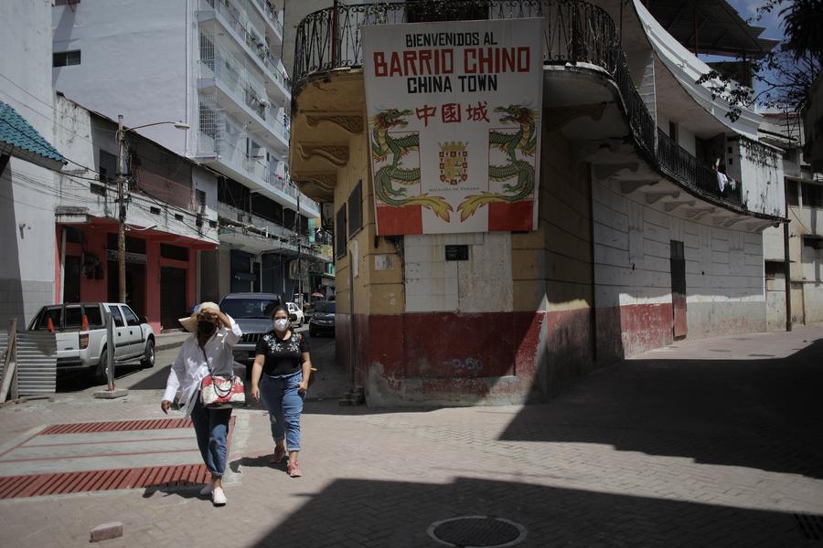 Personas caminan por una avenida en el Barrio Chino, en la Ciudad de Panamá, capital de Panamá, el 27 de marzo de 2021. (Xinhua/Mauricio Valenzuela)