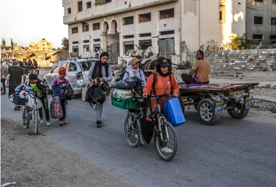 Imagen del 19 de octubre de 2024 de personas huyendo de Jabalia, en el norte de la Franja de Gaza, después de que el ejército israelí les pidió que se retiraran de una escuela en la que buscaron refugio. (Xinhua/Mahmoud Zaki)