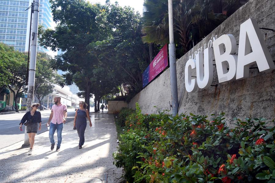 Personas caminan por una calle frente al Pabellón Cuba, en La Habana, capital de Cuba, el 22 de agosto de 2024. (Xinhua/Joaquín Hernández)