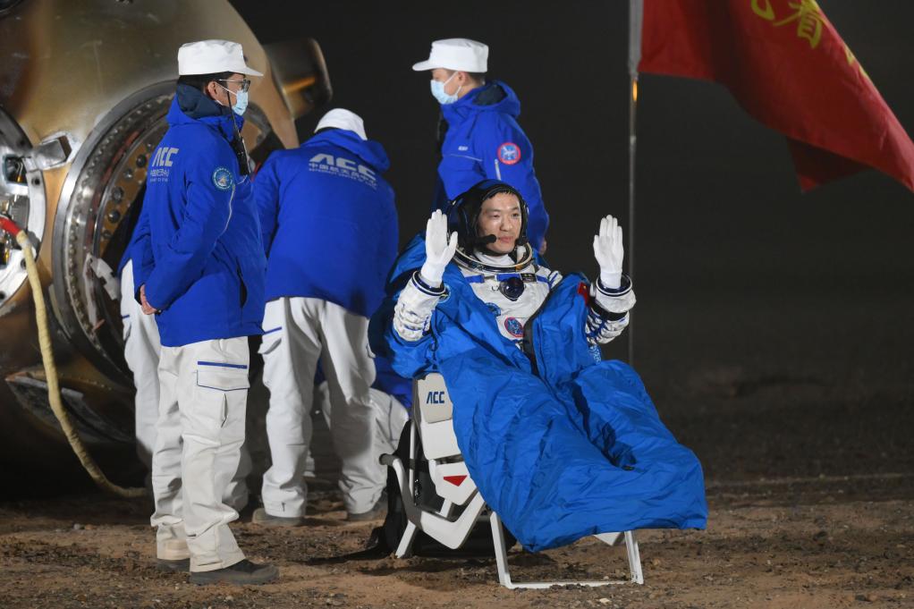 Todos los astronautas de misión Shenzhou-18 salen de cápsula de retorno