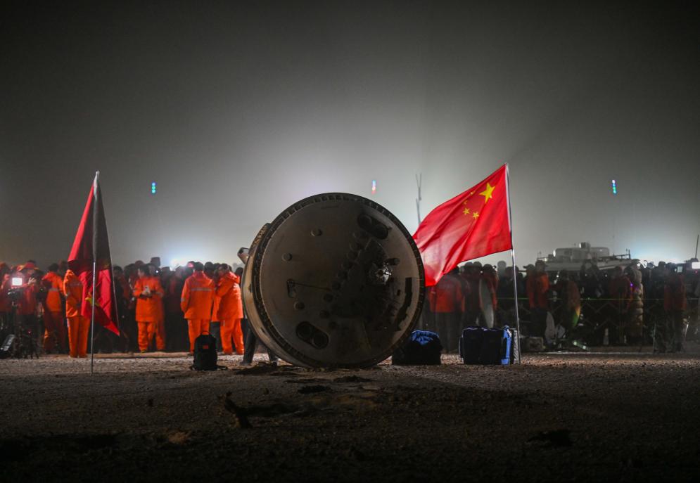 Todos los astronautas de misión Shenzhou-18 salen de cápsula de retorno