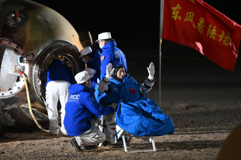 Todos los astronautas de misión Shenzhou-18 salen de cápsula de retorno