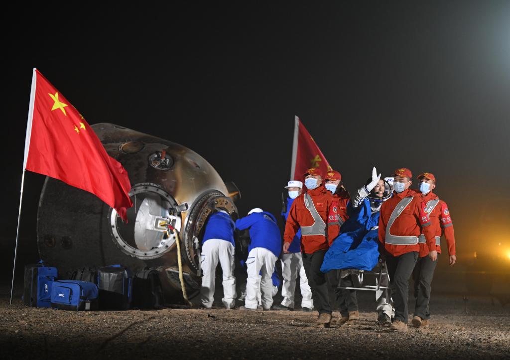 Todos los astronautas de misión Shenzhou-18 salen de cápsula de retorno