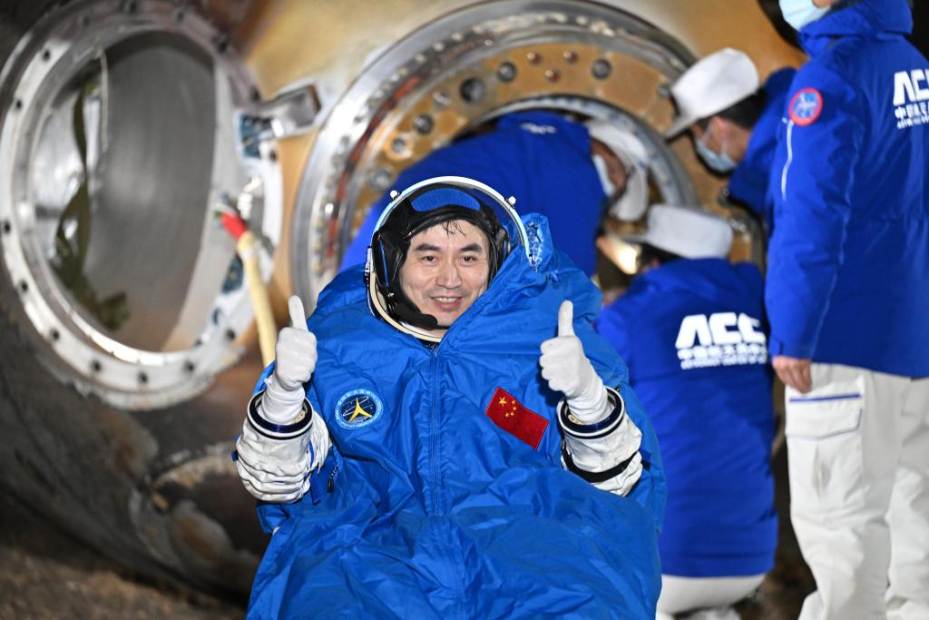 Astronautas chinos regresan a salvo a la Tierra tras intensa y alegre estadía espacial