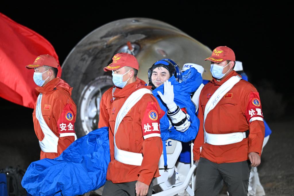 Astronautas chinos regresan a salvo a la Tierra tras intensa y alegre estadía espacial