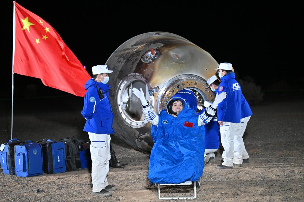 Astronautas chinos regresan a salvo a la Tierra tras intensa y alegre estadía espacial