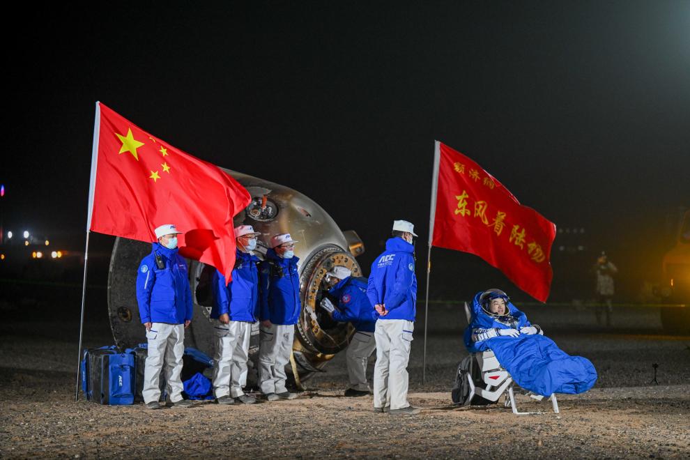 Astronautas chinos regresan a salvo a la Tierra tras intensa y alegre estadía espacial