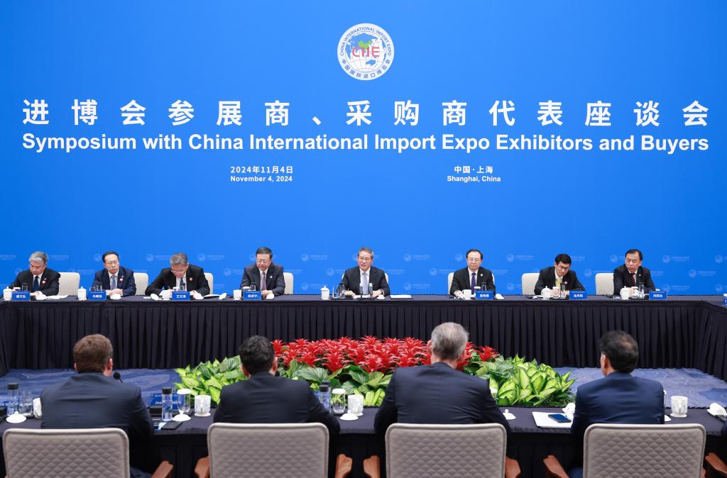 El primer ministro chino, Li Qiang, sostiene una reunión con expositores y compradores seleccionados que asisten a la VII Exposición Internacional de Importaciones de China (CIIE), en Shanghai, en el este de China, el 4 de noviembre de 2024. (Xinhua/Wang Ye)