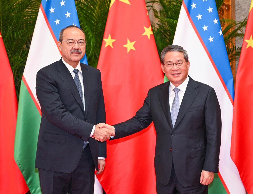 El primer ministro chino, Li Qiang, se reúne con el primer ministro uzbeko, Abdulla Aripov, quien se encuentra en Shanghai para asistir a la VII Exposición Internacional de Importaciones de China, en Shanghai, en el este de China, el 4 de noviembre de 2024. (Xinhua/Li Xueren)