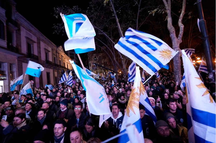 Imagen del 30 de junio de 2024 de simpatizantes del precandidato a la Presidencia por el Partido Nacional (PN), Álvaro Delgado, festejando luego de que fuera elegido como candidato a la Presidencia por su partido, en Montevideo, capital de Uruguay. (Xinhua/Nicolás Celaya) 