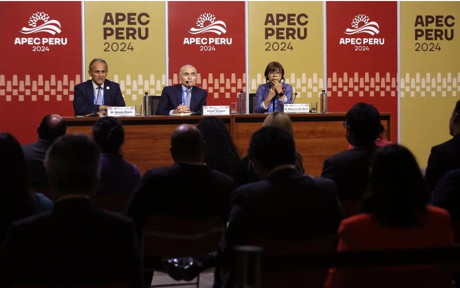 El ministro Renato Reyes (i), alto funcionario de Perú ante APEC, el embajador Carlos Vásquez (c), presidente de las Reuniones de Altos Funcionarios, y la doctora Rebecca Fátima Santa María (d), directora ejecutiva de la Secretaría del Foro de Cooperación Económica Asia-Pacífico (APEC), participan en una conferencia de prensa con motivo del cierre de la Primera Reunión de Altos Funcionarios del APEC 2024 y eventos conexos, en el Centro de Convenciones de Lima, en Lima, Perú, el 8 de marzo de 2024. (Xinhua/Mariana Bazo)