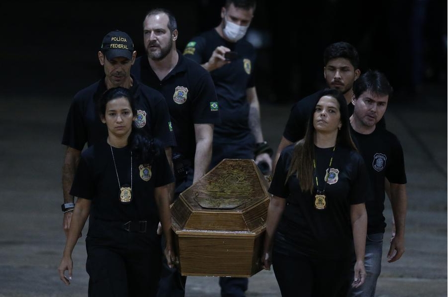 Oficiales de la Policía Federal trasladan uno de los féretros con los restos humanos del indigenista brasileño Bruno Araújo Pereira y del periodista británico Dom Phillips, a su llegada al hangar de la Policía Federal de Brasil, en Brasilia, Brasil, el 16 de junio de 2022. (Xinhua/Lucio Tavora)