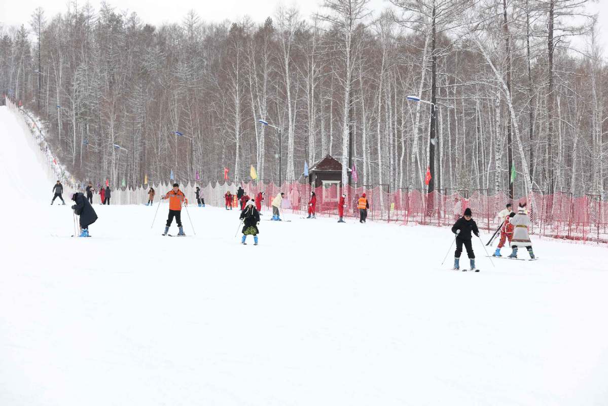 La estación de esquí Arctic Ski Resort de Mohe da la bienvenida a sus primeros visitantes