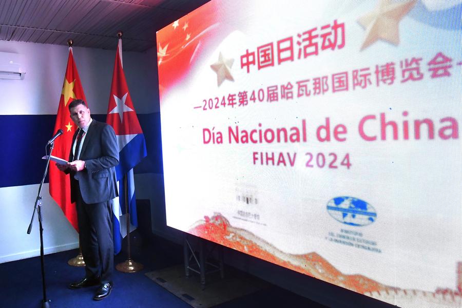 Imagen del 4 de noviembre de 2024 del ministro cubano de Comercio Exterior y la Inversión Extranjera, Oscar Pérez-Oliva, pronunciando un discurso en la celebración del Día de la República Popular China durante la 40ª edición de la Feria Internacional de La Habana (FIHAV 2024) en el recinto ferial Expocuba, en La Habana, capital de Cuba. (Xinhua/Joaquín Hernández)